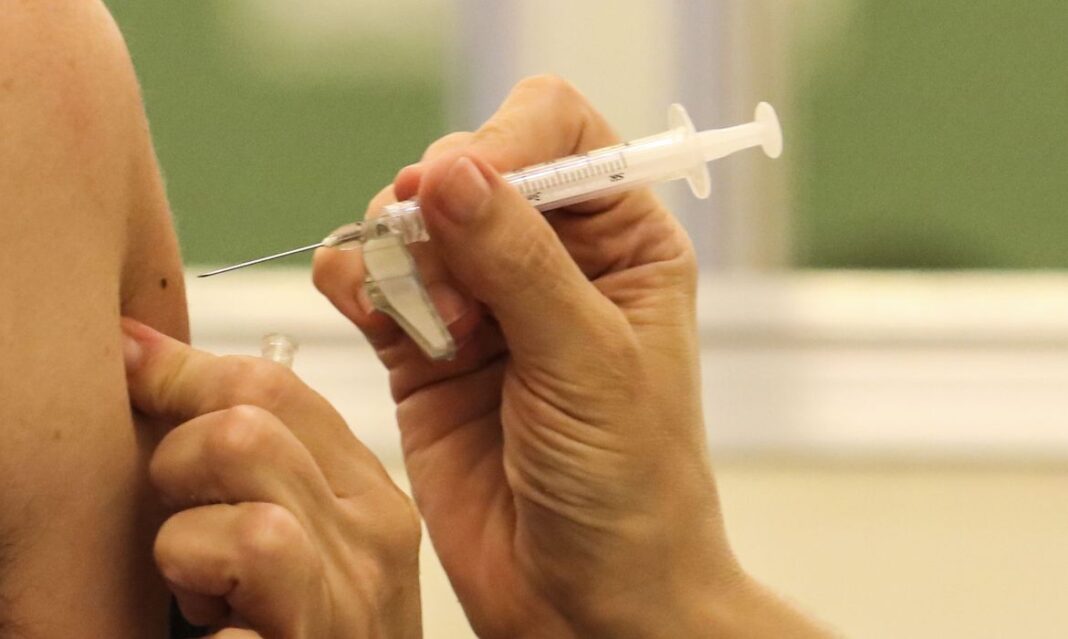 Vacinação contra covid-19 aos profissionais da saúde