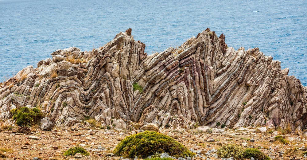 As dobras geológicas extremas de Agios Pavlos, na Grécia, mostram camadas de calcário originalmente depositadas nas profundezas do oceano, e subiram à superfície juntamente com os Alpes
