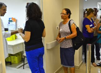 Lei prevê multa de até R$ 98 mil para fura-fila da vacina em SP