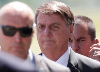 Bolsonaro, que não aceita COVID-19, jura inocular o Brasil rapidamente