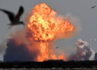 Protótipo de foguete explode na aterrissagem após teste de lançamento