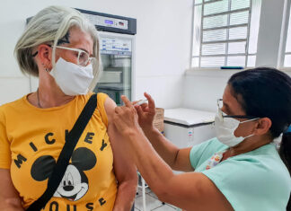 Idosos com mais de 90 anos começam a ser vacinados Vacinação ocorre em Rio Claro