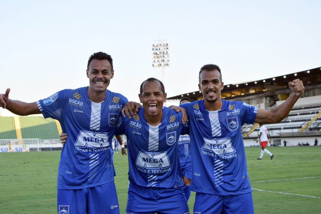 Jogadores do Rio Claro FC comemoram um dos gols na vitória do Galo Azul por 4 a 1 contra o Red Bull