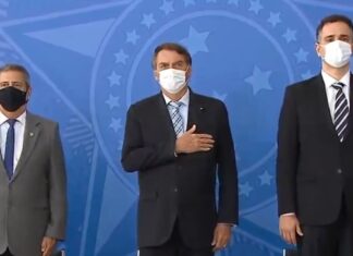 Bolsonaro muda postura, usa máscara e defende vacinas