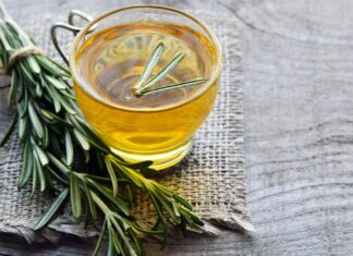 Onze benefícios do chá de alecrim para a saúde