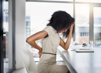 Ficar sentado o dia todo traz grandes riscos para a saúde