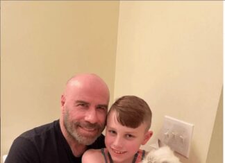 John Travolta surpreende fãs ao postar foto ao lado de seu filho