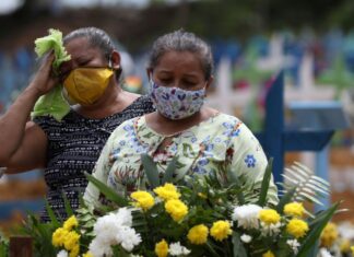 Mortes por Covid-19 no Brasil passam de 300 mil