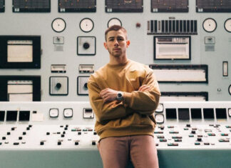 Nick Jones lança clipes de seu novo disco “Espacial”