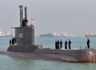 Submarino indonésio que estava desaparecido é encontrado aos pedaços