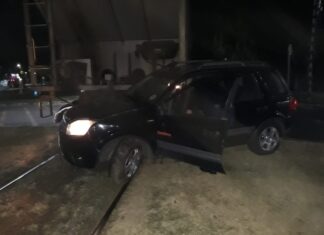 Carro é atingido por trem na Avenida 7
