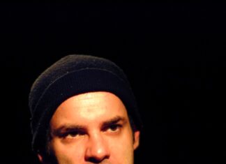 Marat Descartes encena o monólogo “Primeiro Amor”, de Samuel Beckett