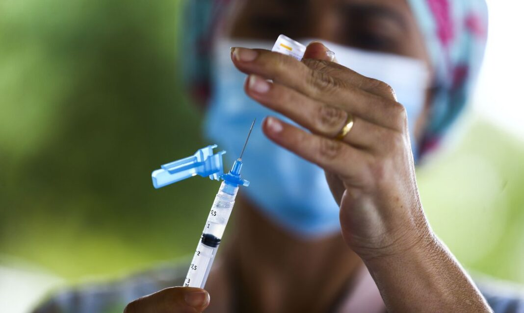 Vacinados em agosto recebem dose de reforço contra Covid-19