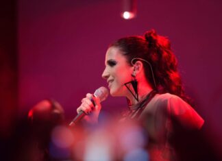 Sexta tem live musical com a cantora Verônica Ferriani no Sesc em Casa