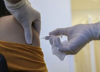 Pessoas de 45 a 54 anos tomam vacina em agosto em São Paulo Pessoas de 45 a 54 anos tomam vacina em agosto