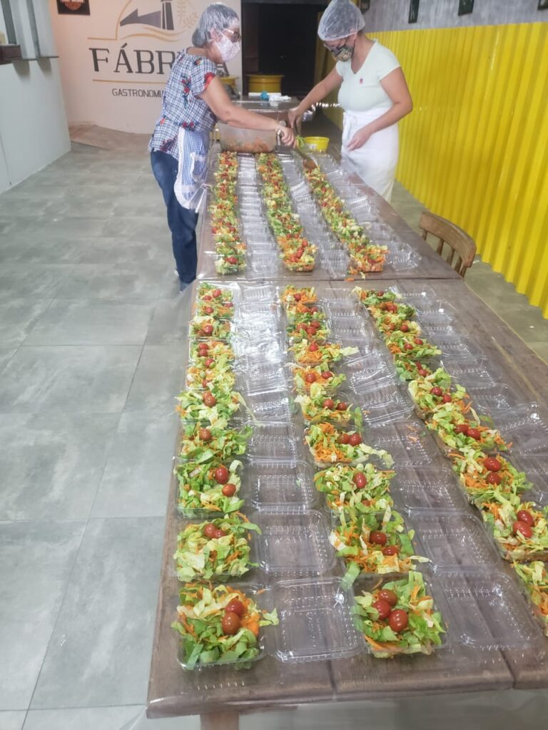 Cozinha Solidária distribui marmitas e atende famílias em situação de pobreza em RC