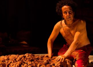 Edgar Castro encena “Dezuó, breviário das águas” Edgar Castro encena "Dezuó, breviário das águas" às 19 horas deste domingo (16). Peça mostra a luta dos ribeirinhos da Amazônia.