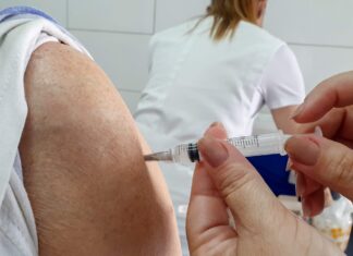 Pessoas de 18 anos com comorbidade começam a ser vacinados Pessoas de 18 anos com comorbidade começam a ser vacinados