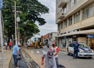 Prefeitura reduz mais uma valeta na região central Prefeitura reduz mais uma valeta na região central