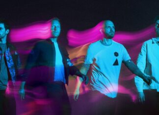 Coldplay toca com hologramas em novo clipe Coldplay toca com hologramas em novo clipe