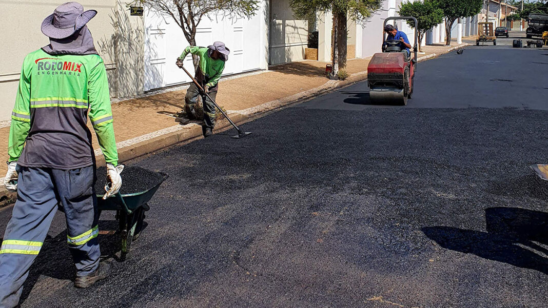 Prefeitura recupera asfalto no Cidade Jardim