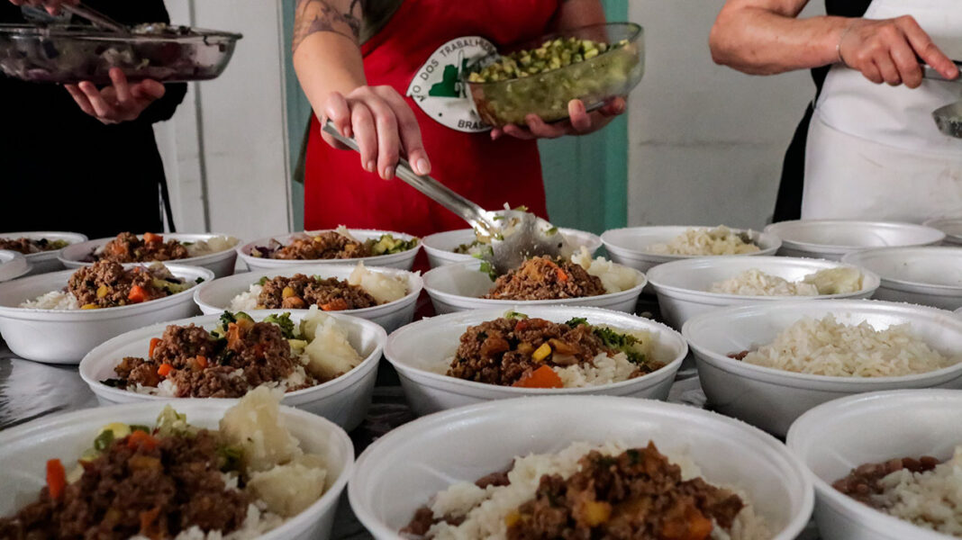 Cozinha Solidária distribui marmitas e atende famílias em situação de pobreza em RC