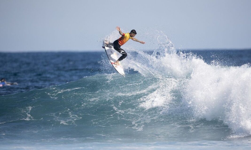 Brasileiros vão às oitavas em circuito de surfe