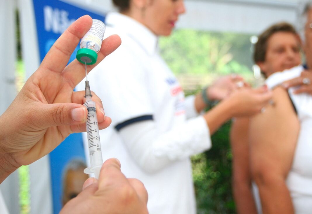 Vacinação contra a gripe atende pessoas com comorbidades