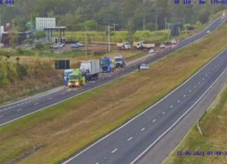 Acidente entre caminhões deixa rodovia SP-310 interditada durante a madrugada Acidente entre caminhões deixa rodovia SP-310 interditada durante a madrugada