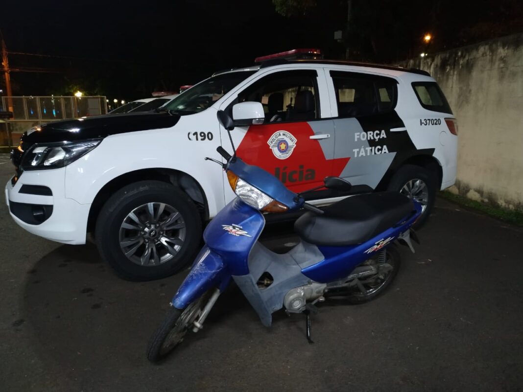 Homem acaba preso após usar colher para furtar Honda Biz