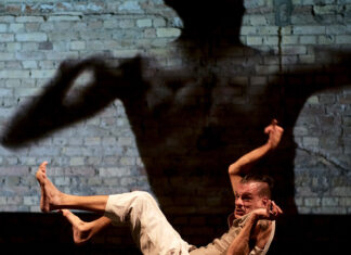 Bailarino Marcos Abranches usa o corpo para falar de tristeza e solidão em solo de dança