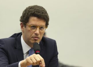 Ricardo Salles é alvo de operação da PF Ricardo Salles é alvo de operação da PF