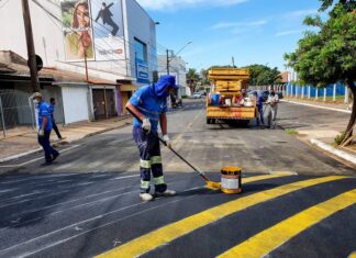 Trecho da Avenida 42 recebe lombada para ampliar segurança no trânsito, em Rio Claro