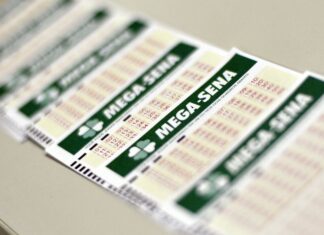 Prêmio da Mega-Sena sai para dois apostadores Mega-Sena premiou dois apostadores - de Maceió e de São Paulo - que acertaram as seis dezenas do Concurso 2.376