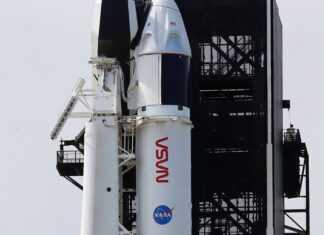 Protótipo da SpaceX realiza voo e aterrissagem com sucesso