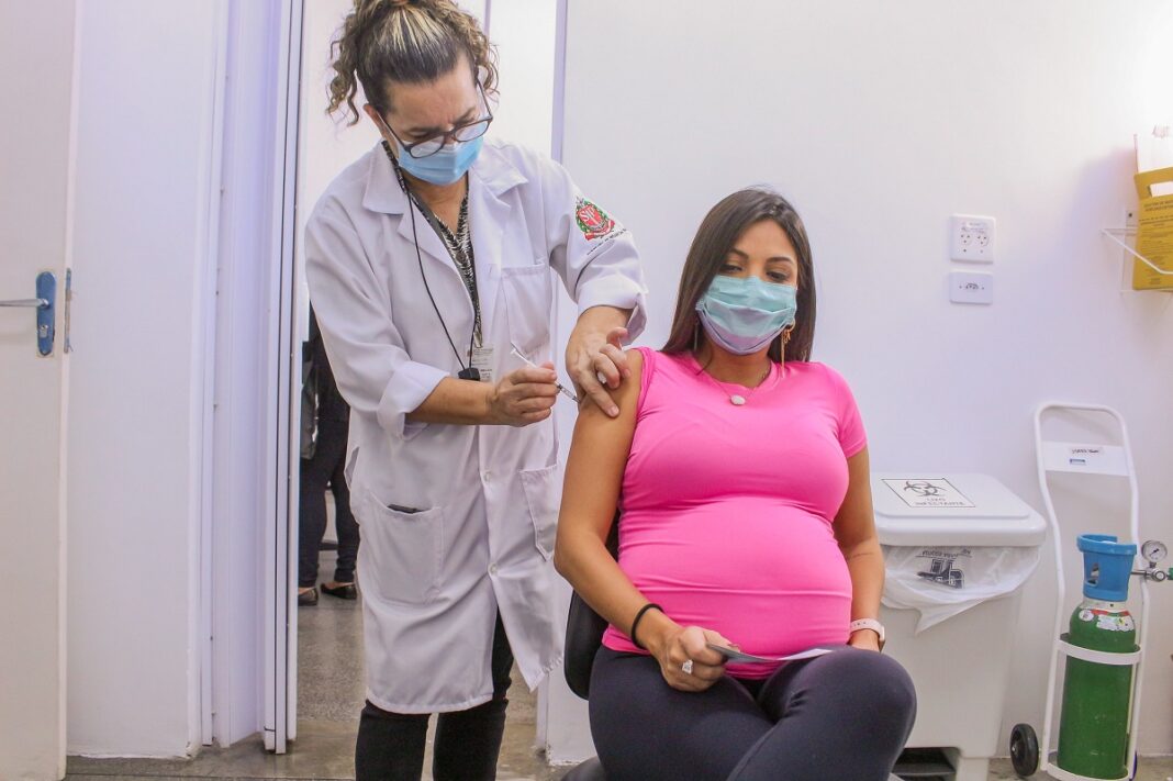 Vacinação contra a Covid-19 vai até 21 horas nesta sexta em Rio Claro