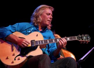 Música em Casa tem show do guitarrista Victor Biglione O guitarrista Victor Biglione faz live instrumental online a partir das 19 horas