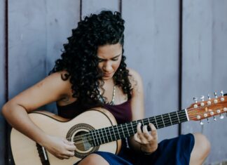 Violeira Laís de Assis faz show em palco virtual nesta terça