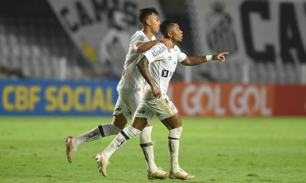 Jogando na Vila Belmiro, Santos vence primeira no Brasileiro