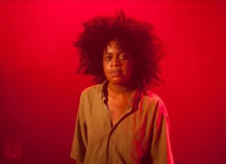 Fabiana Neves apresenta o solo “A Estrangeira” Fabiana Neves apresenta o solo "A Estrangeira"