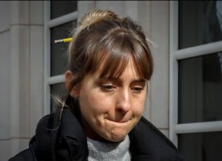 Allison Mack é condenada a três anos de prisão por culto sexual Allison Mack é condenada a três anos de prisão