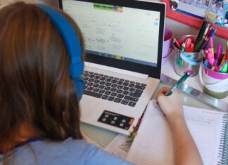 Sesi realiza live para orientar pais e filhos sobre armadilhas digitais durante os estudos online Sesi realiza live para orientar pais e filhos sobre armadilhas digitais durante os estudos online