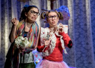 Hoje tem diversão com a Cia. A Hora da História Hoje tem diversão com a Cia. A Hora da História