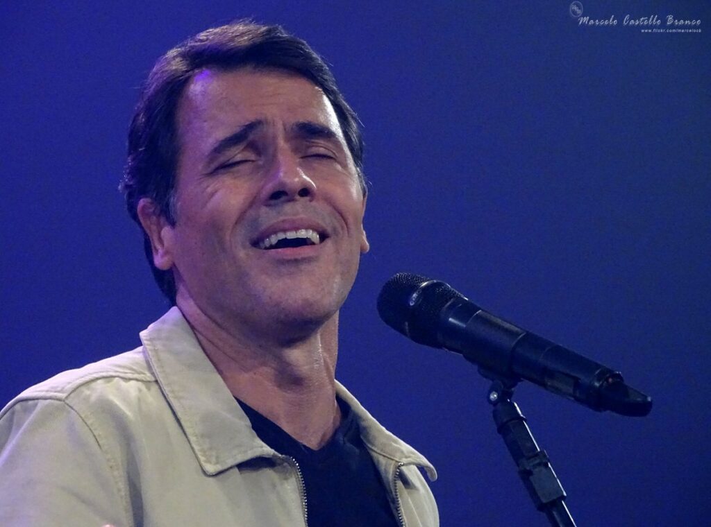 Cláudio Lins canta Chico Buarque em live neste sábado