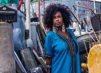 Izzy Gordon solta a voz em show de lançamento do novo disco Izzy Gordon solta a voz em show de lançamento do novo disco