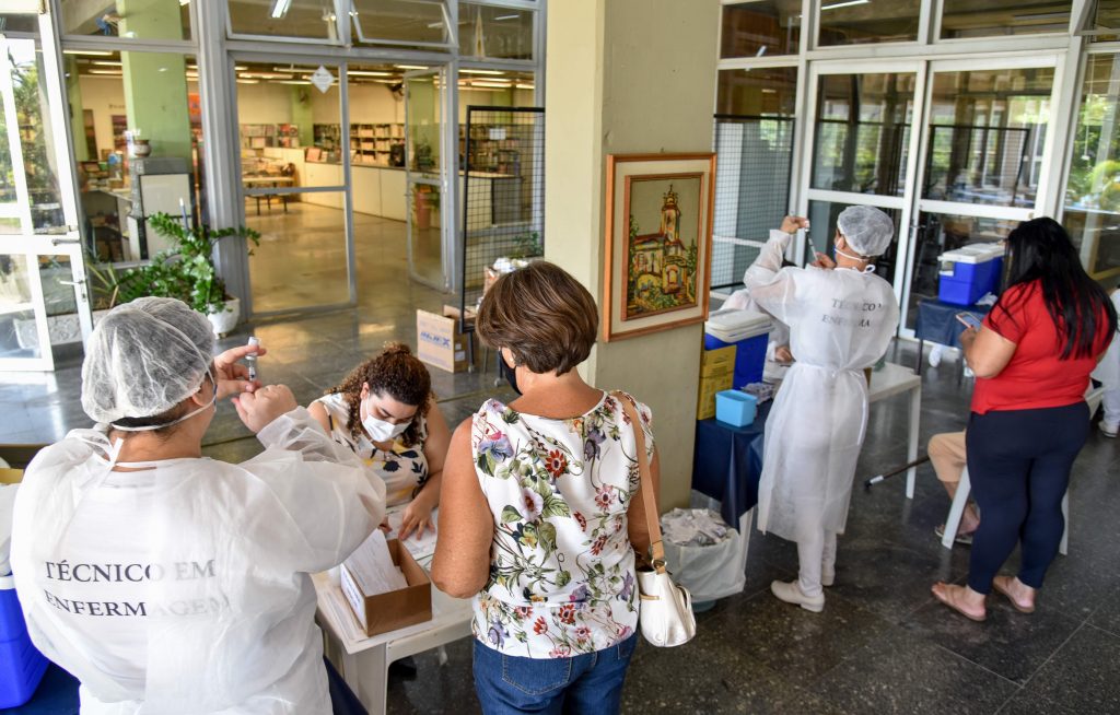 Rio Claro vacina pessoas com 56 anos nesta sexta