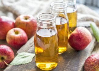 Use vinagre de maçã para cuidar da pele e do cabelo Use vinagre de maçã para cuidar da pele e do cabelo