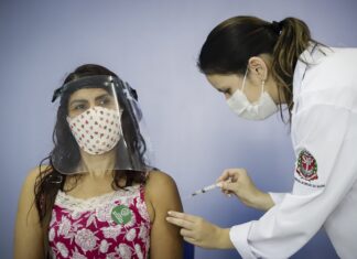 Rio Claro continua vacinação de pessoas com 43 anos Ensino superior retoma aulas presenciais em 2 de agosto