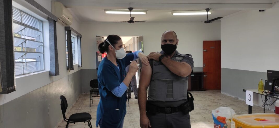 Profissionais da segurança pública recebem a 2ª dose da vacina da Covid em Rio Claro