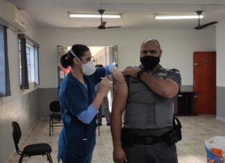 Profissionais da segurança pública recebem a 2ª dose da vacina da Covid em Rio Claro Profissionais da segurança pública recebem a 2ª dose da vacina da Covid em Rio Claro